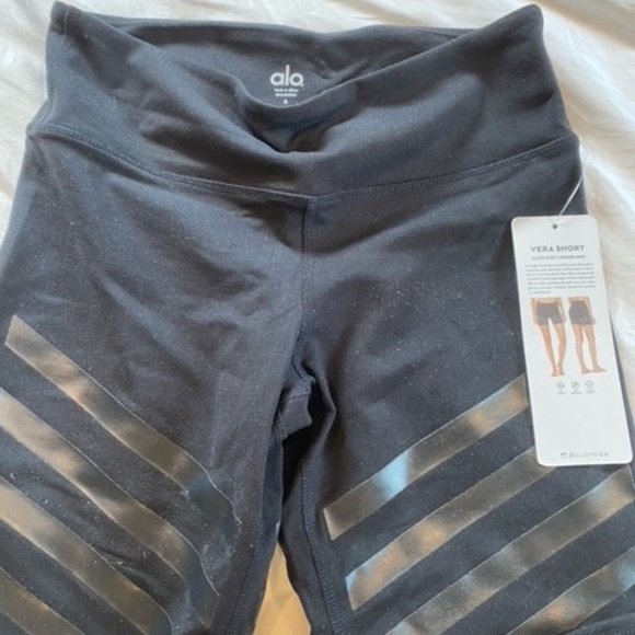 ALO Yoga Lineal Vera Short - Picture 1 of 3